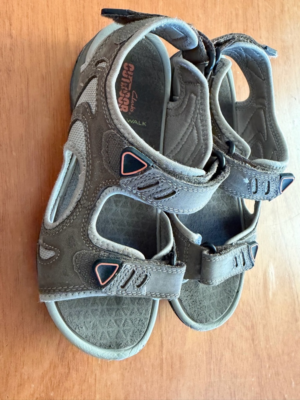 Clarks women’s Open-Toe OUTDOOR WAVE WALK Comfort Sandals